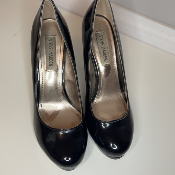 Steve Madden pumps. Size 8. Black - Picture 2 of 3